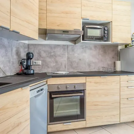 Nice Air Conditioned With A Balcony - - Welkeys Apartment