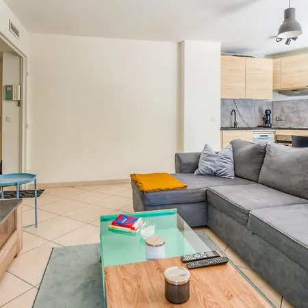 Nice Air Conditioned With A Balcony - - Welkeys Apartment *