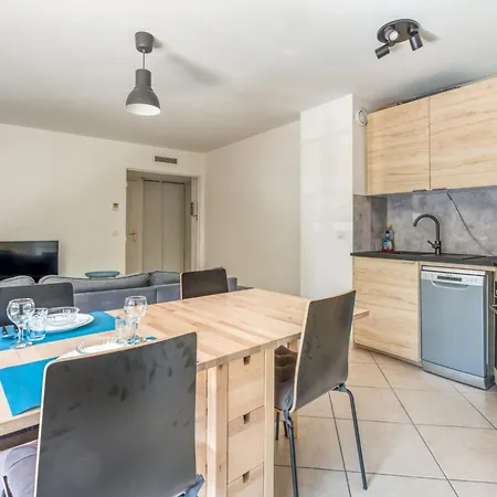 Nice Air Conditioned With A Balcony - - Welkeys Apartment